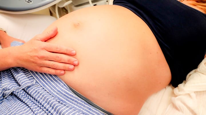 Fødende må fortsatt bo minst 1,5 time fra sykehuset for å få jordmorfølge